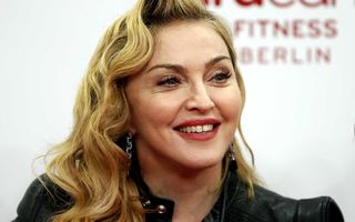 Madonna a dezbrăcat o fană pe scenă. Fata era minoră