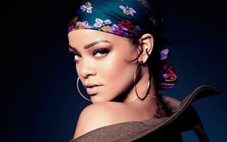 Rihanna, cu sânii la vedere în noul videoclip