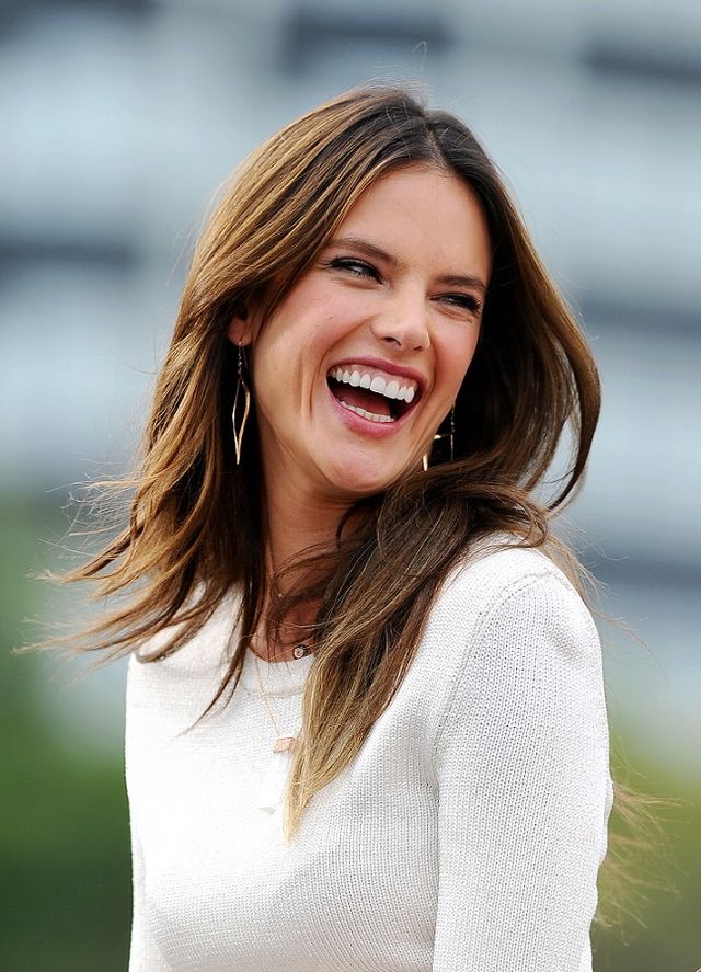 Alessandra Ambrosio Renunţă La Machiaj şi La Filtrele Foto Pentru Un