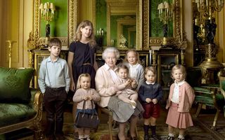 Regina Elisabeta a II-a a Marii Britanii, fotografie la 90 de ani, alături de strănepoţi
