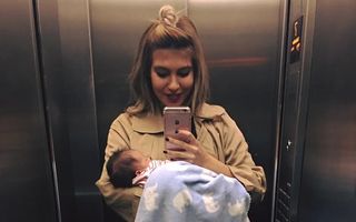 Sore, criticată pe Facebook pentru o poză cu bebeluşul ei