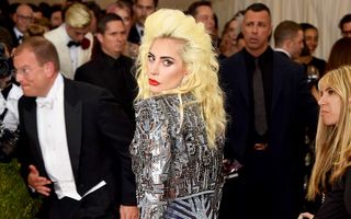Lady Gaga, din nou extravagantă la un eveniment monden - FOTO