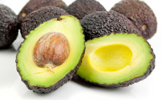 4 modalități prin care se coace un avocado mai repede