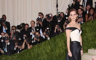 Emma Watson a purtat o rochie făcută din sticle de plastic reciclate - FOTO