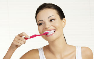 Tu ştii să te speli corect pe dinţi? 8 greşeli pe care le-ai putea face