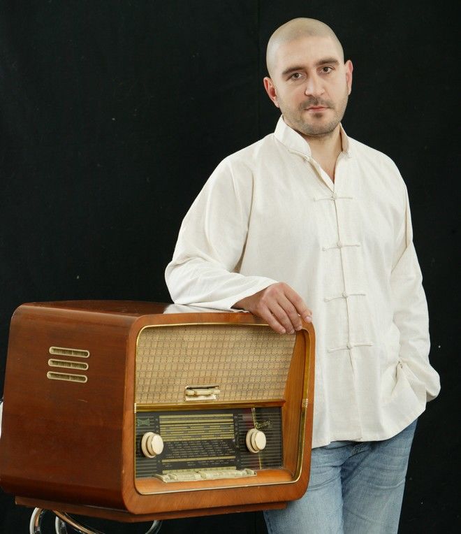 Razvan Exarhu si un radio vechi