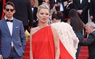 Kate Moss, într-o rochie superbă pe covorul roşu, la Cannes - FOTO
