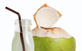 5 motive să consumi apă de cocos în fiecare zi