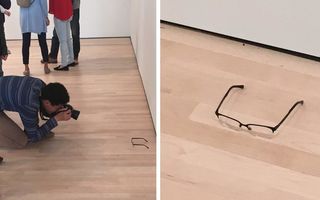 Efectul neașteptat al unor ochelari puși pe podeaua unui muzeu: Oamenii se înghesuie să-i vadă!