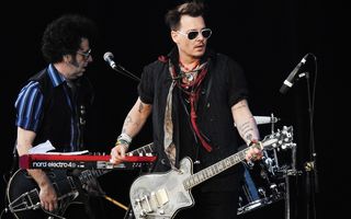 Johnny Depp, pe scenă cu Hollywood Vampires, înainte de concertul din România