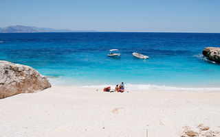 Sardinia, Costa Smeralda. Plaje spectaculoase pe care ajungi doar cu barca