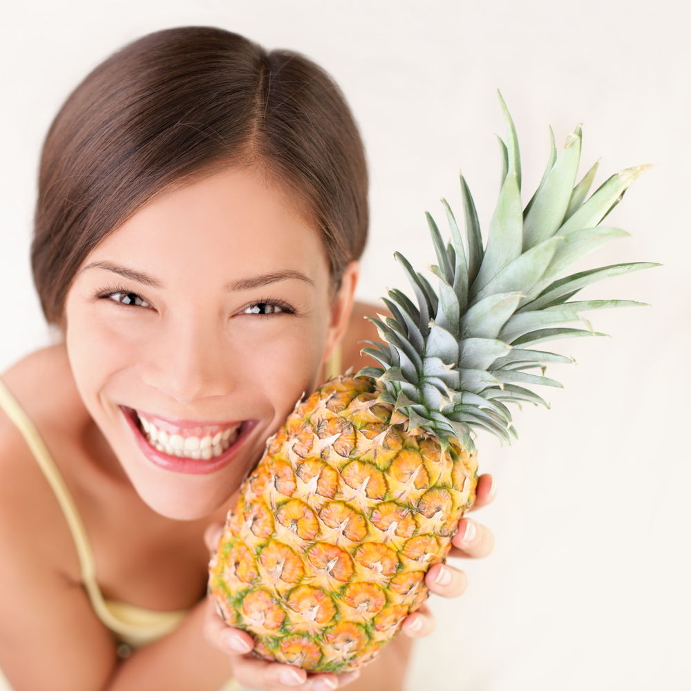 Femeie cu un ananas