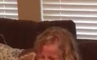 Cum reacţionează o fetiţă cu handicap când primește o păpuşă. Video emoţionant