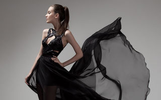 Accesorii pentru o rochie neagră: cum o porți corect