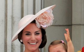 Prințesa Charlotte, prima apariţie în balconul Palatului Buckingham