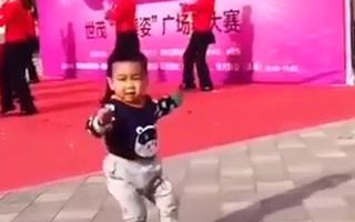 Un băieţel a cucerit internetul cu dansul lui genial! Video amuzant
