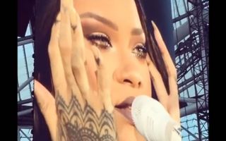 Rihanna a izbucnit în lacrimi pe scenă - VIDEO