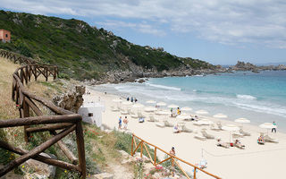 Santa Teresa Gallura, Sardinia. O plajă jovială, în buricul târgului