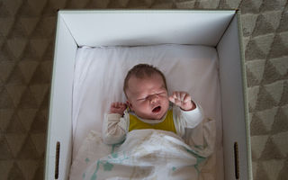 De ce dorm bebeluşii finlandezi în cutii din carton? Explicaţia este uimitoare!