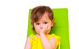 Copiii care își sug degetul fac mai puține alergii la maturitate