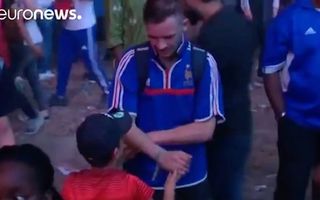 Video: Un băieţel portughez ajută un suporter francez care plânge