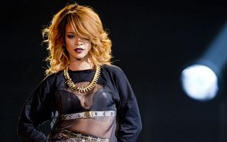 Video. O avocată a desenat-o pe Rihanna pe nas şi a făcut senzaţie pe internet!