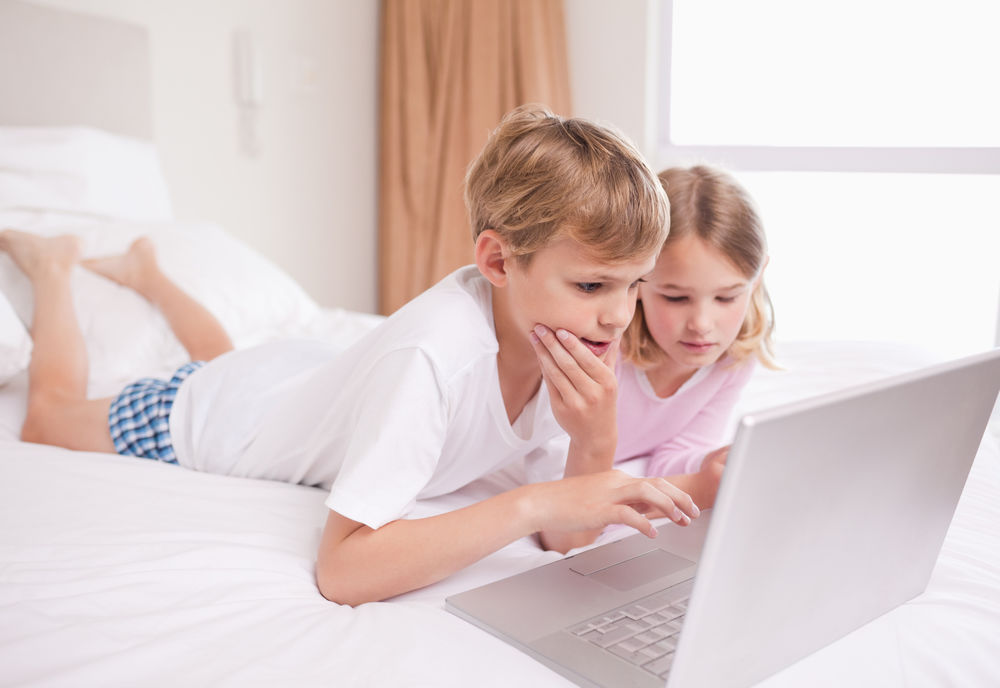Copii folosind un laptop