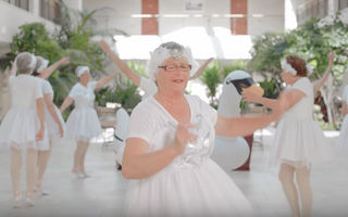 Video amuzant: Ce iese când bunicii de 80 de ani o imită pe Taylor Swift