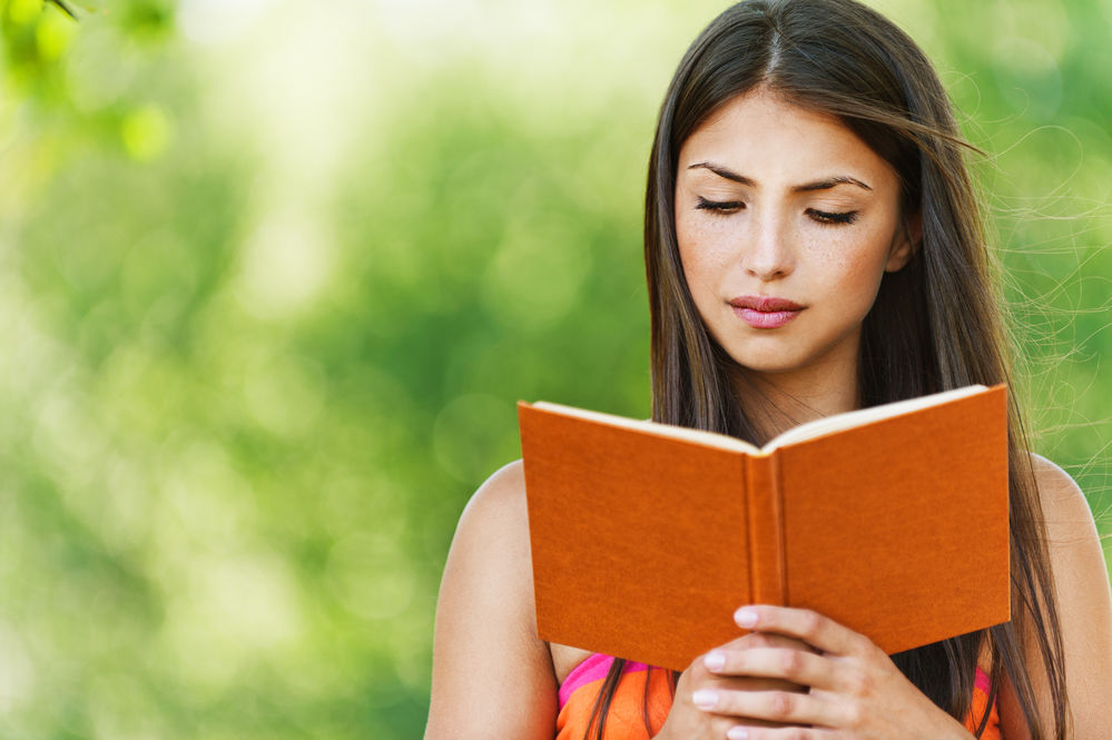 Fată care citeşte