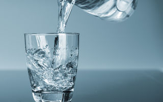 Câtă apă trebuie să bem pe zi?