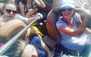 Profa de gaşcă: Carmen Iohannis, într-un clip pe Facebook, conduce o maşină decapotabilă în care sunt şi trei eleve - VIDEO