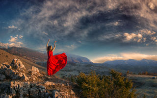 Femeia în roşu şi peisajele de vis din România, un proiect foto superb