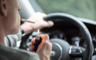 Noi propuneri: Interzicerea fumatului în maşină dacă sunt copii şi fără ţigări electronice la locul de joacă!
