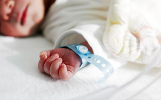 S-a născut primul copil din lume cu trei părinți biologici
