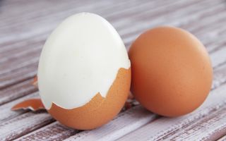 VIDEO: Cum să cureţi uşor un ou fiert