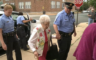 Bunicuţa neastâmpărată: Are 102 ani şi a vrut să fie arestată măcar o dată. Poliţia i-a îndeplinit dorinţa