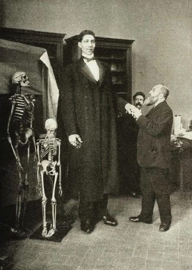 Cel mai �nalt om din istorie, Fyodor Makhnov. Avea 2,85 metri ?i c�nt?rea 182 de kilograme. Imagine din anii 1900