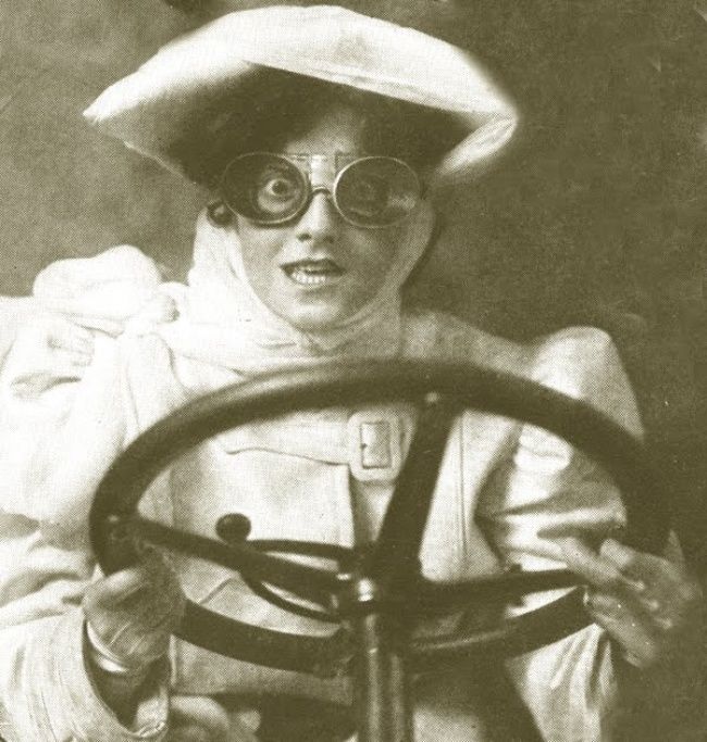 O femeie conduce o ma?in? �n anii 1900