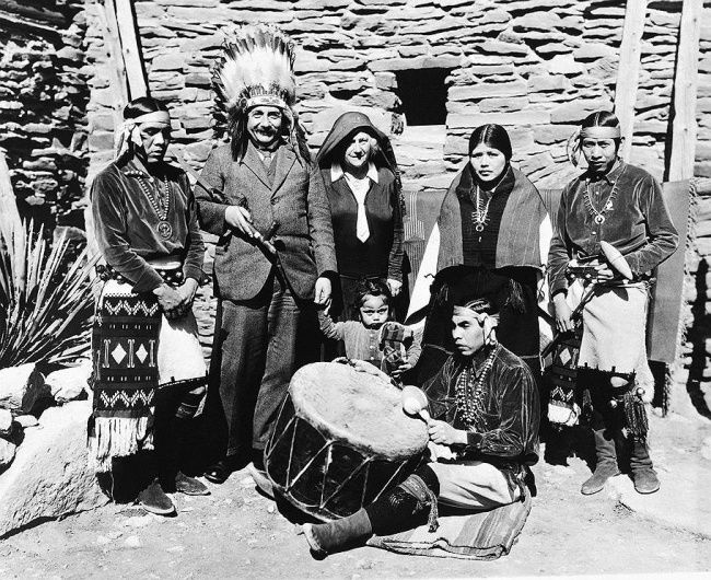Albert Einstein ?i so?ia lui, Elsa, �n mijlocul tribului de indieni Hopi din Marele Canion, SUA, 1931