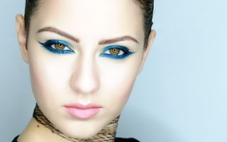 Cat Eyes Make-up în nuanţe de albastru