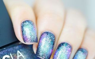 Manichiura galaxie, un trend pe care să-l încerci pentru unghiile tale