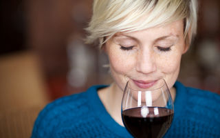 Cum să previi durerile de cap provocate de vin