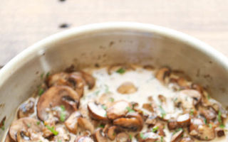 Ciulama de ciuperci cu sos alb, dar fără smântână! O alternativă delicioasă şi de post