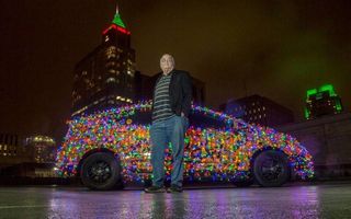 Taximetristul lui Moș Crăciun. Și-a îmbrăcat mașina cu 9000 de luminițe colorate