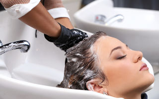 7 motive să-ți masezi scalpul de fiecare dată când te speli pe păr