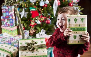 De ce nu e bine să îi cumperi copilului tău prea multe cadouri de Crăciun