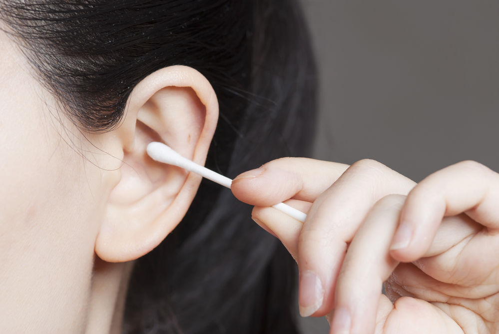 Folosirea beţişoarelor de urechi