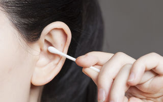 De ce nu e indicat să foloseşti beţişoarele pentru curăţarea urechilor