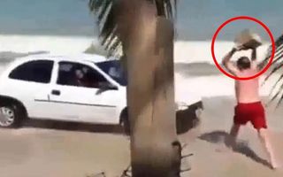 Un şmecher a intrat cu maşina pe plajă şi a primit o lecţie dură - VIDEO