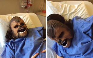 Cel mai tare viral: Cu masca Chewbacca pe faţă în timpul travaliului - VIDEO